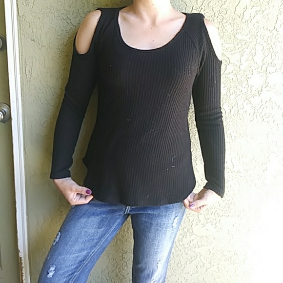 selfie Tops - Black cold shoulder long sleeve